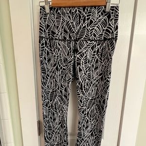Black and white lululemon leggings